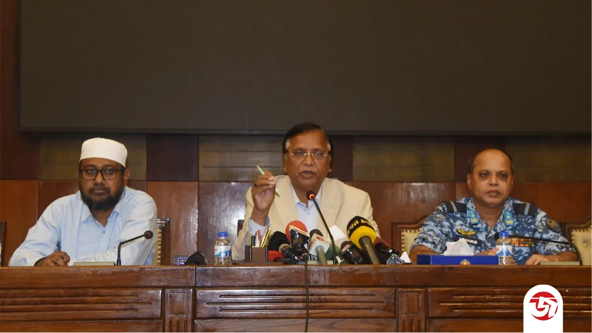 ১০০ টাকার বেশি বিল নিলে, নিয়মিত ময়লা না সরালে লাইসেন্স বাতিল: ডিএসসিসি প্রশাসক