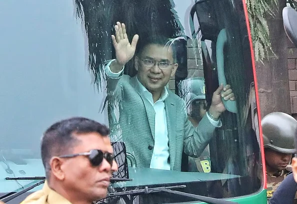 লাল-সবুজ বাসে গণসংবর্ধনার পথে বিএনপির ভারপ্রাপ্ত চেয়ারম্যান তারেক রহমান